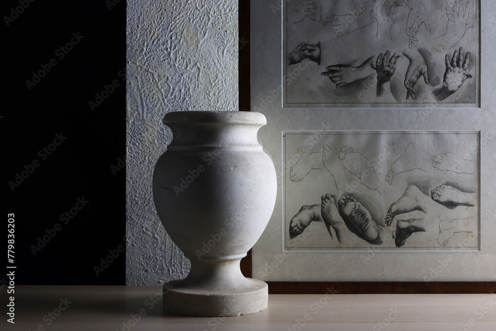 Still life con antico vaso in marmo grigio, isolato con spazio per testo
Still life con antico vaso in marmo grigio, isolato con spazio per testo