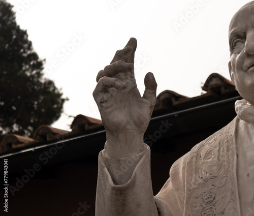 Mano della statua di Papa Giovanni II situata nel Santuario del Divino Amore a Roma, Italia photo