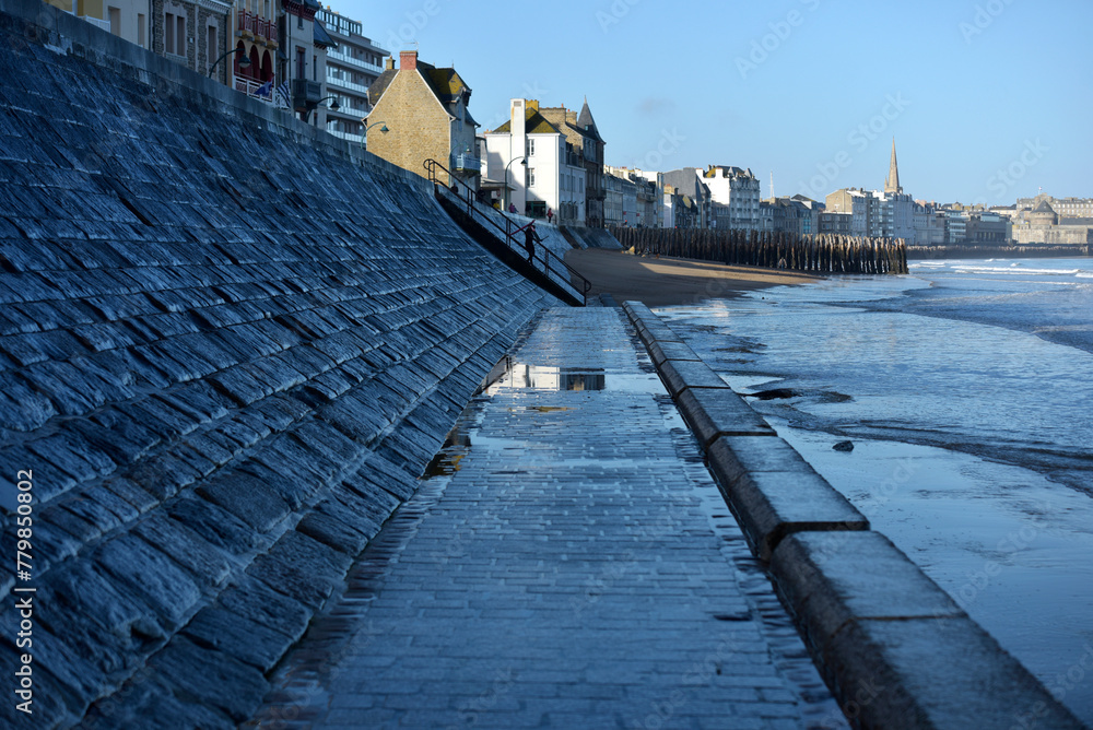 Obraz premium Saint-Malo - Plage en matinée à marée basse sur le Sillon
