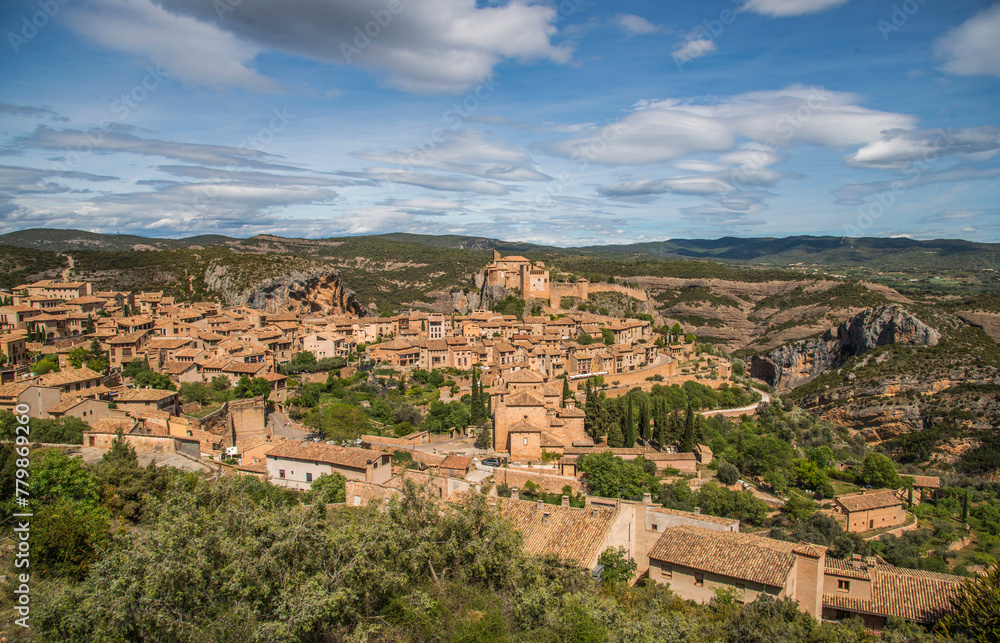 Vue de la collégiale fortifiée et du village d'Alquézar, Aragon, Espagne