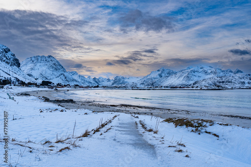 Weg der zum Strand von Ramberg führt, Winter auf den Lofoten, Gebirge trifft auf Meer photo