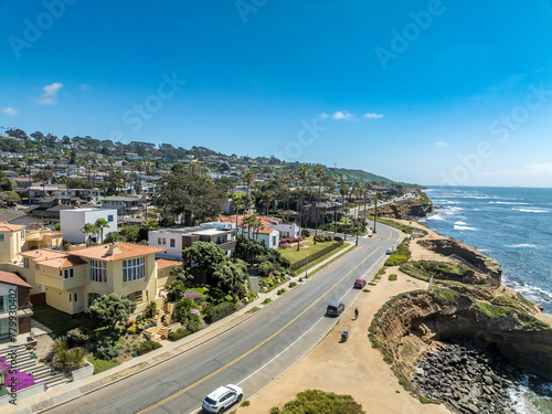 Obraz na płótnie Aerial view of hillside luxury single family homes above Sunset Beach San Diego with palm trees and large terrace w salonie
