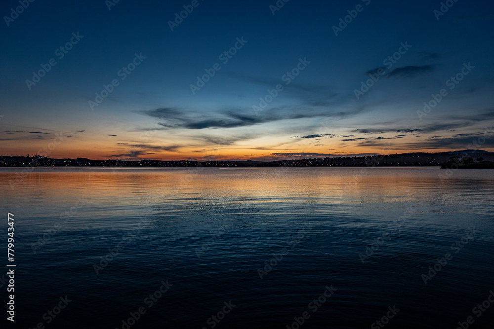 cores do céu do pôr do sol, refletindo na textura da agua da lagoa