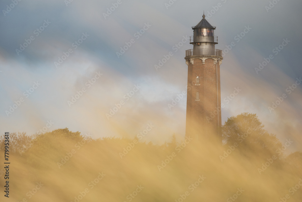 Leuchtturm am Dünenstrand