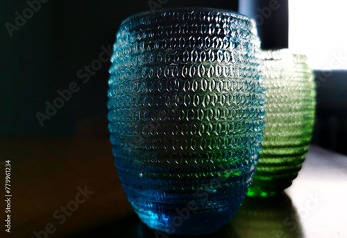Superfici in vetro colorato e lavorato attraversate dalla luce, bicchieri  photo