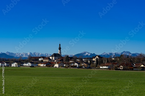 Das kleine Dorf Traunwalchen in Bayern am Morgen