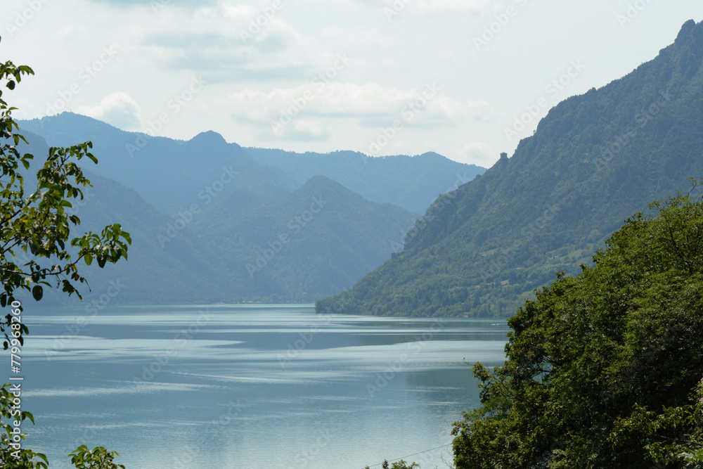 Il lago d'Idro dalla frazione di San Giacomo del comune di Bagolino in provincia di Brescia, Lombardia, Italia.