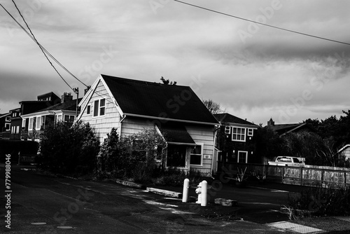 Fototapeta Naklejka Na Ścianę i Meble -  there is a black and white photo of a street corner with houses in it