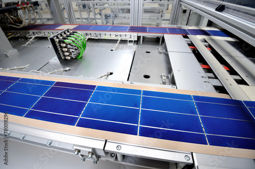 Chaine de production de cellules photovoltaïques pour panneaux solaires dans une usine française photo