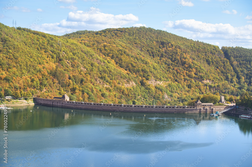 Die Edersee-Staumauer  in Hessen -  ein Gigant der  Nutzung erneuerbarer Energie durch Wasserkraft in Deutschland. 
