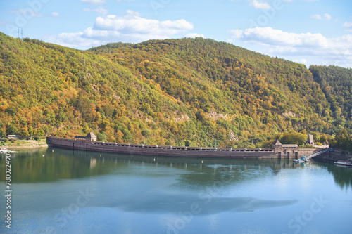 Die Edersee-Staumauer in Hessen - ein Gigant der Nutzung erneuerbarer Energie durch Wasserkraft in Deutschland. 