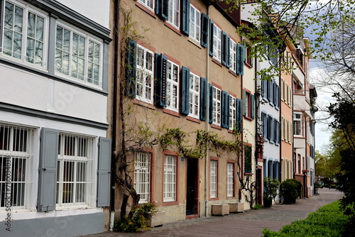 Fototapeta Naklejka Na Ścianę i Meble -  Hausfassaden am Rheinufer in Basel