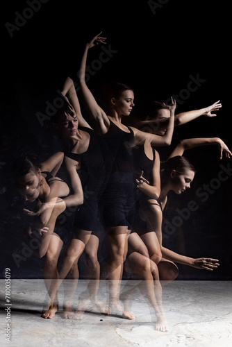 Foto abstract female dancer dance performance dark background studio long exposure mu