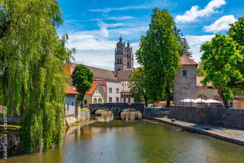 Φωτογραφία Bistrica river and the Saint Stephen parish church in Slovenian town Ribnica