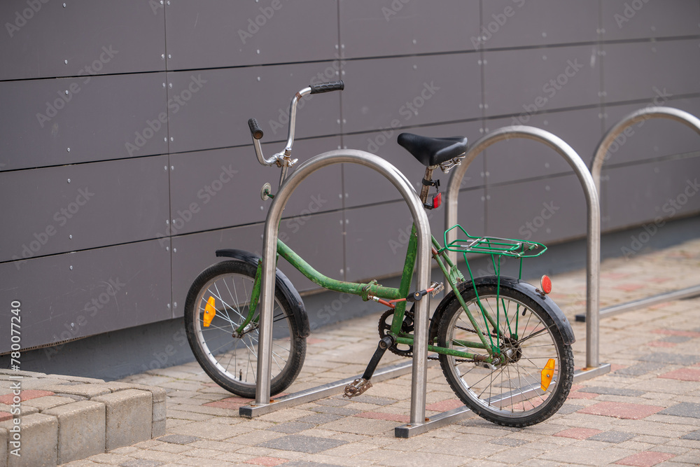 Obraz premium an old folding bicycle is parked