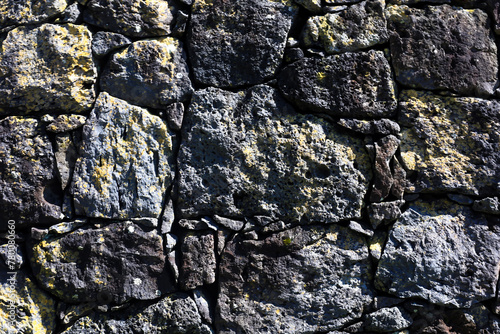 Imagem de fundo natural formada por rochas vulcânicas de basalto negro 