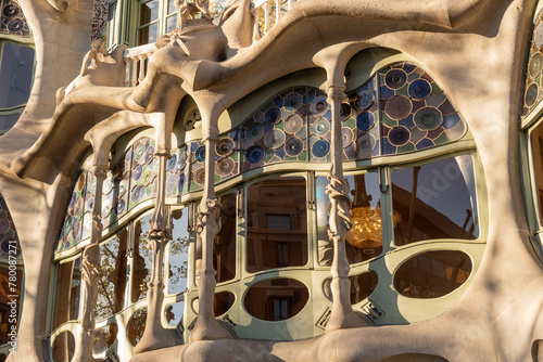 Casa Batlló, Wohn- und Geschäftshaus nach einem Entwurf von Antoni Gaudí am Passeig de Gràcia, Barcelona, Spanien photo