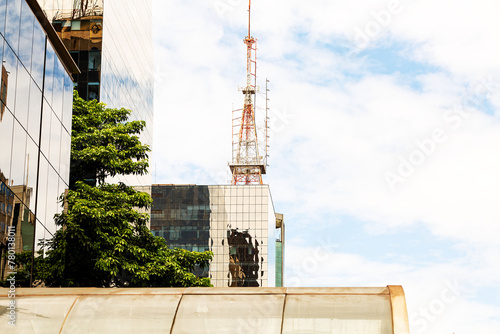 Torre no alto do prédio na Avenida Paulista. 