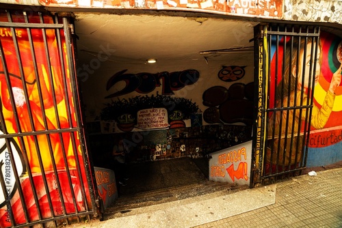 Porta de grade com acesso ao um túnel sob a cidade de São Paulo.  photo