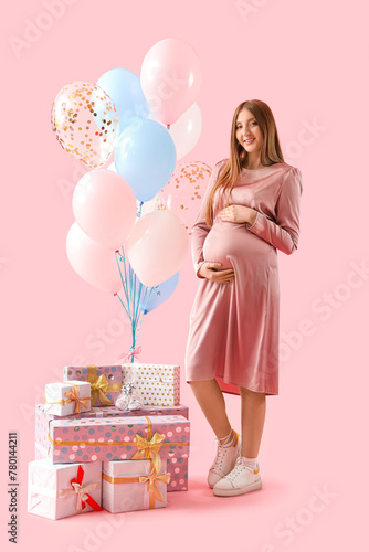 Young pregnant woman with b...