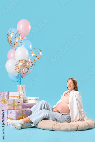 Young pregnant woman with b...