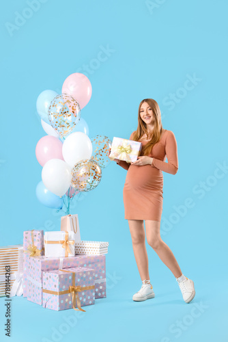 Young pregnant woman with b...