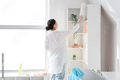 Young pregnant woman with p...