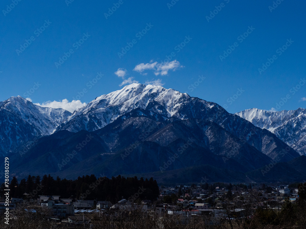 Fototapeta premium 北アルプス蓮華岳と大町市街 遠景
