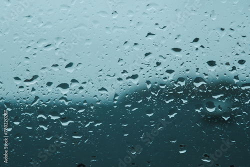 梅雨曇天の湿度の高い6月 窓についた雨の水滴 したたる滴