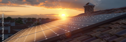 Nahaufnahme von Solarpanelen auf dem Dach eines Hauses bei Sonnenuntergang. Umweltbewusst Energie sparen und die Kraft der Natur nutzen, erneuerbare Energie
