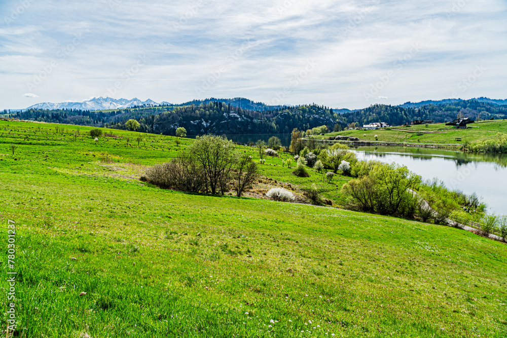Góry, panorama Tatr w Polsce wiosną, widok z polany w Pieninach.