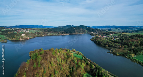 Jezioro w górach, panorama z lotu ptaka wiosną, Jezioro Czorsztyńskie w Pieninach. Polska