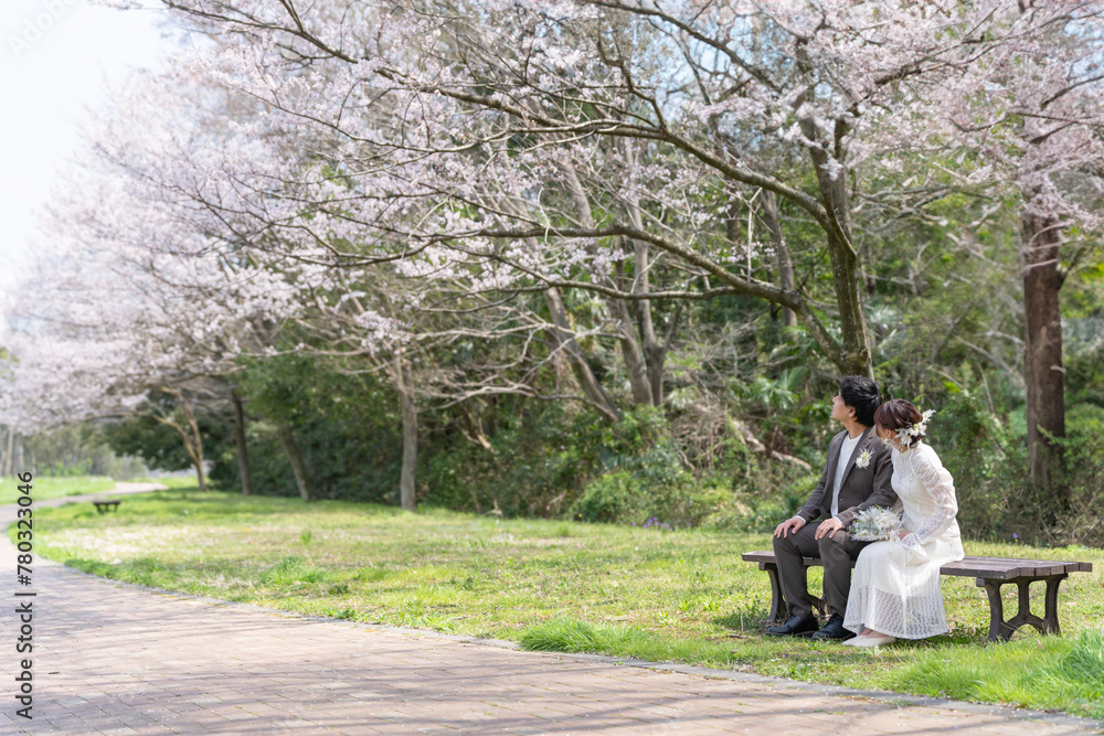 Fototapeta premium 桜の咲く春の日のカジュアルウエディング