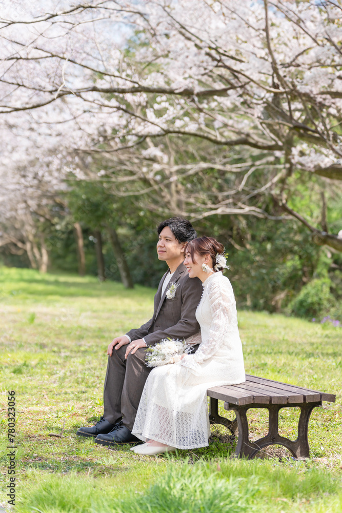 Fototapeta premium 桜の咲く春の日のカジュアルウエディング