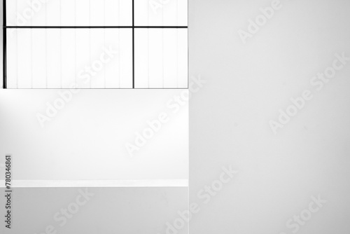 Architettura. Interno di stanza bianca. Sfondo ambiente vuoto. Muri bianchi con affiancata finestra moderna.