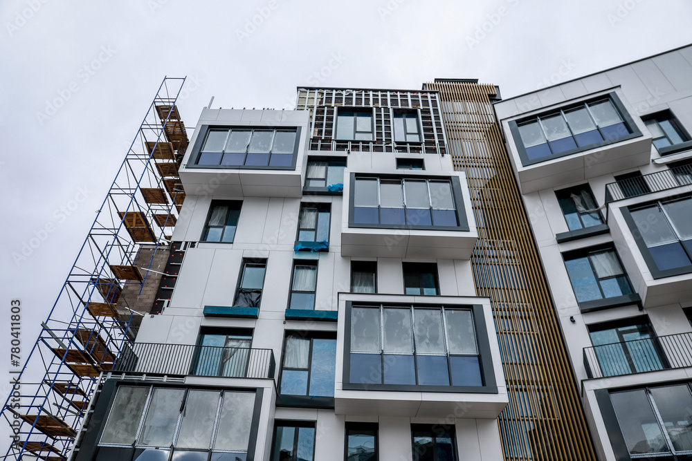 Obraz premium Finishing work on construction site, new apartment buildings are growing