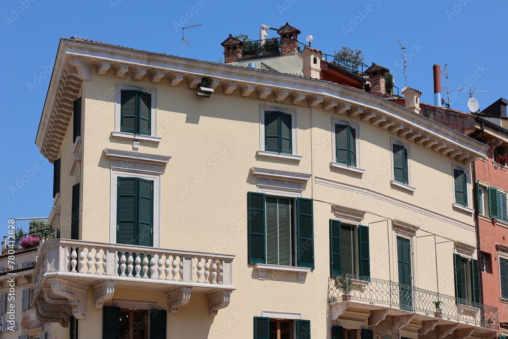 Blick in die Historische Altstadt von Verona in Italien	