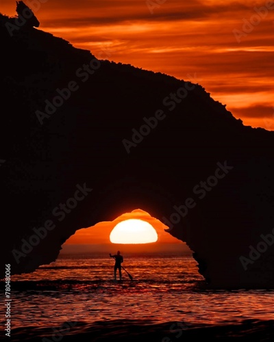 Coucher de soleil sous arche de falaises photo