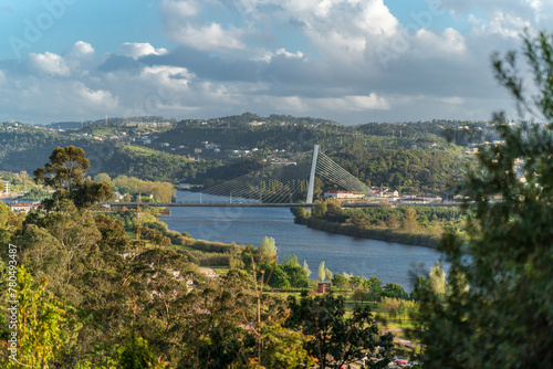 Brücke "Ponte Rainha Santa Isabel" über den Fluss Mondego in Coimbra, Portugal