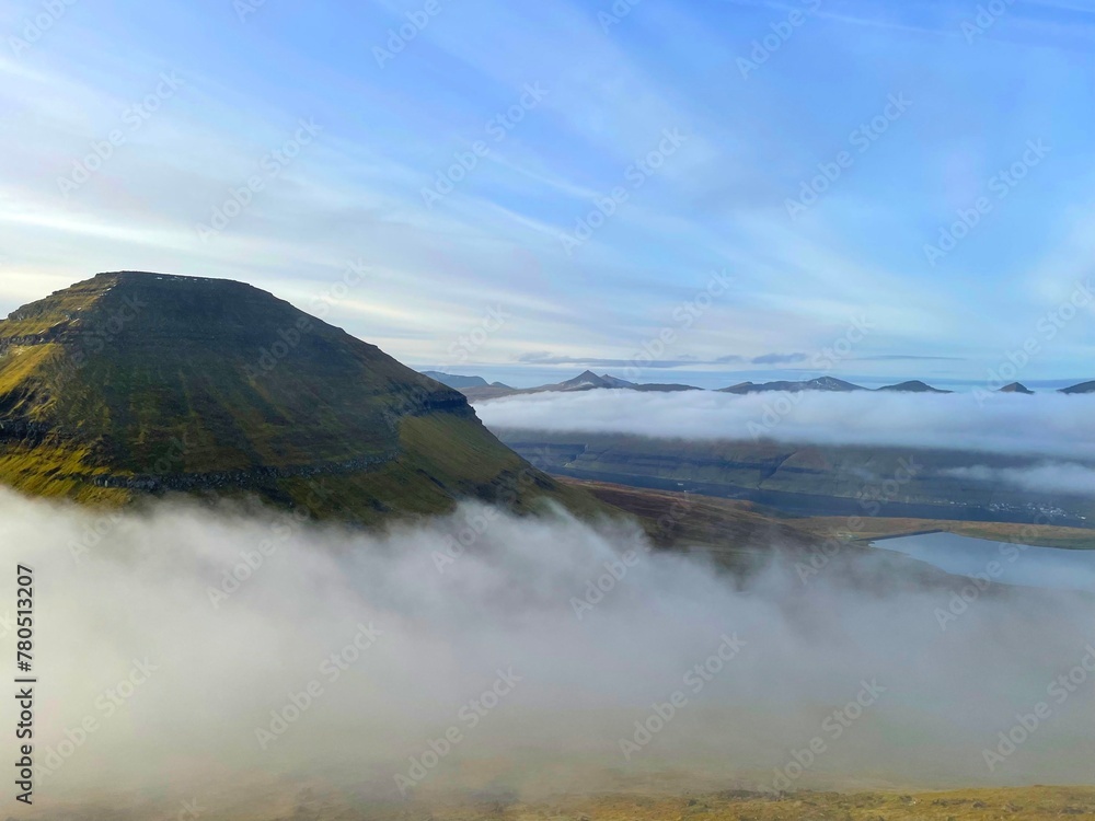 Obraz premium Färöer Inseln, Faroe Islands, Slaettaratindur Wanderung, sheep, Lake, Landschaften, Landscapes, Mountains, Berge, Nord Atlantik, North Atlantic, Roads, Waterfall, Wasserfall, Bach, Fluss, Ocean, Epic