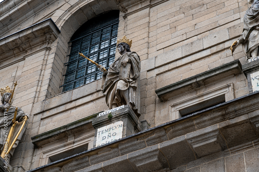 Obraz premium Gilded Statues of Kings at El Escorial Monastery