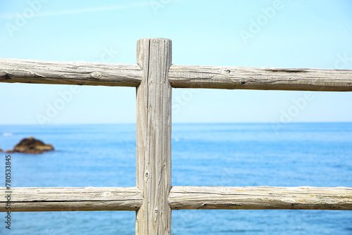 デザイン的な柵と海