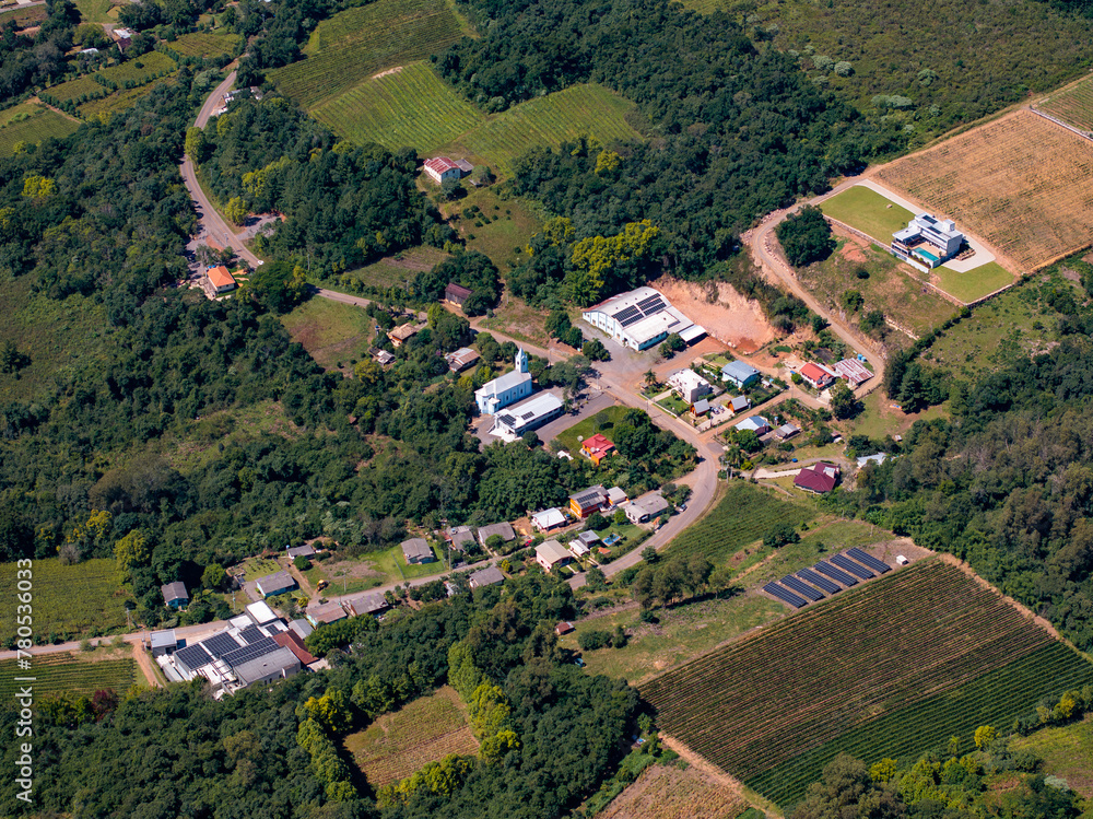 Fototapeta premium Imagem aérea do Vale dos Vinhedos na cidade de Bento Gonçalves, Rio Grande do Sul.