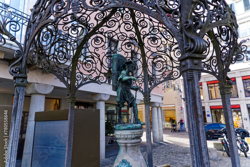 Bronze staute of vine dresser at fountain at the old town at Swiss City of Zürich on a sunny spring day. Photo taken April 2nd, 2024, Zurich, Switzerland. photo