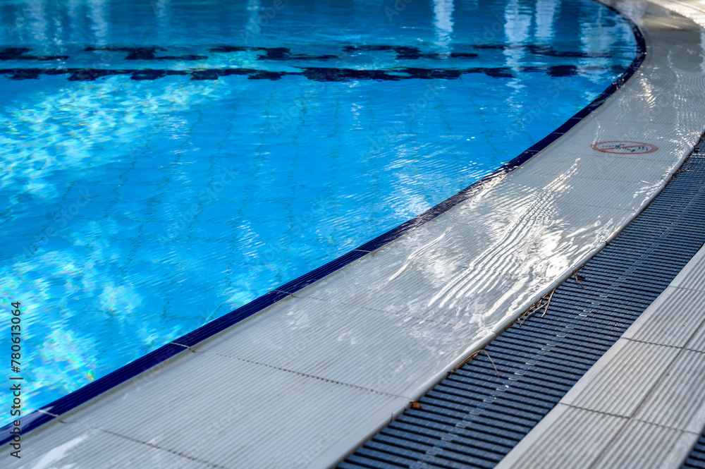 Obraz premium Poolrand eines großen Schwimmbeckens mit sauberen Wasser