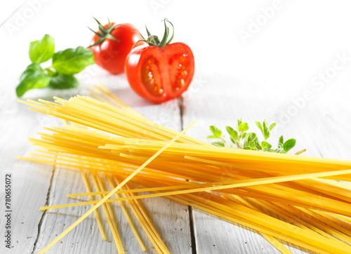 Pasta, Nudeln, Spaghetti, Tomaten, heller Holzfond, Kräuter,