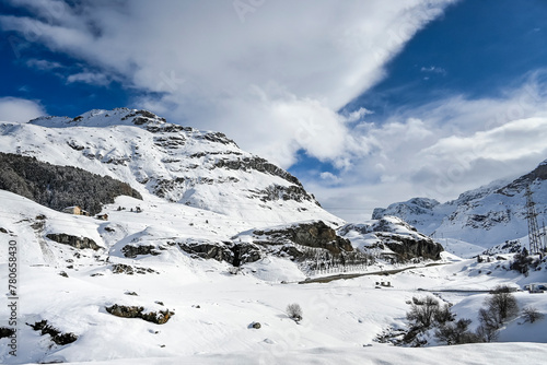 Julierpass  Passstrasse  Bergstrasse  Strassendienst  Passh  he  Engadin  Alpen  Winter  Winterwanderweg  Wintersport  Schneedecke  Eis  Lawinengefahr  Graub  nden  Schweiz