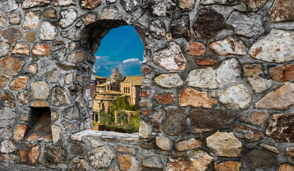 Blick durch ein Fenster einer historischen Mauer auf Rom