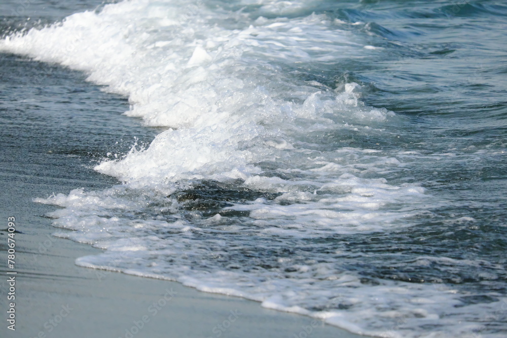 Fototapeta premium 浜辺に寄せる荒波