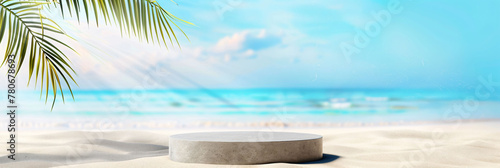 Pr  sentoir devant un arri  re plan de plage paradisiaque    t    vacances  produit de beaut    cosm  tique